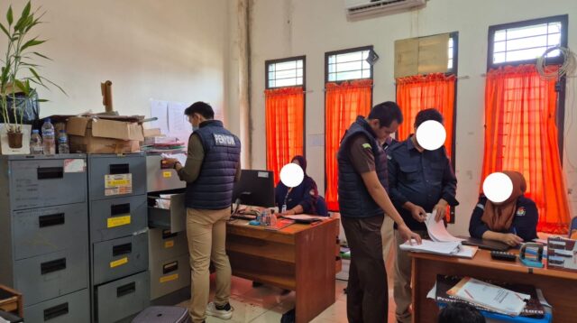 Penggeledahan Kantor KPU Malinau oleh Tim Penyidik Kejaksaan atas dugaan tindak pidana korupsi dana hibah Pilkada 2024.