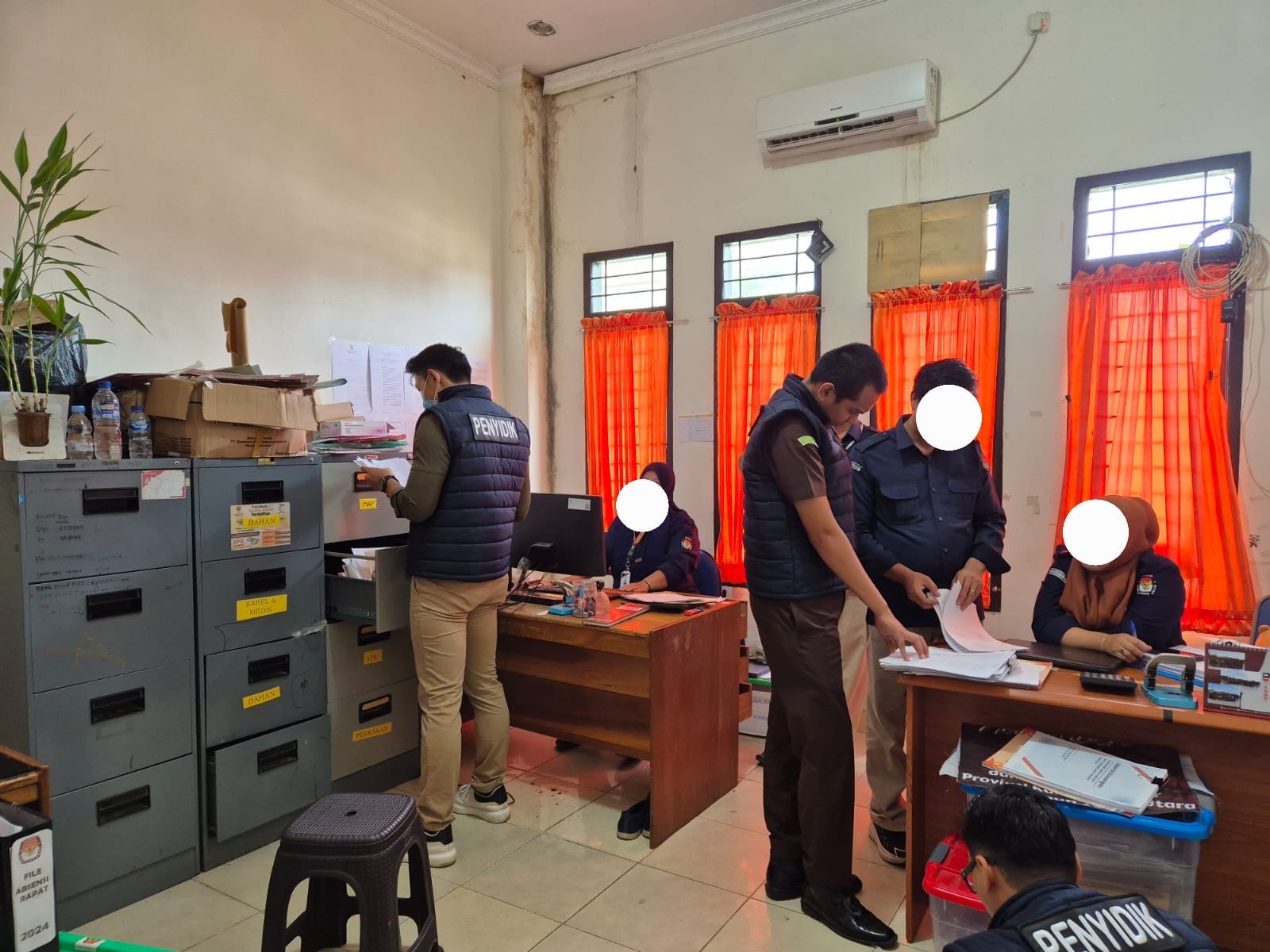 Penggeledahan Kantor KPU Malinau oleh Tim Penyidik Kejaksaan atas dugaan tindak pidana korupsi dana hibah Pilkada 2024.