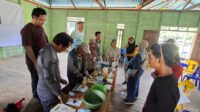 Tim ITB bersama masyarakat Desa Punan Mirau melakukan praktik pengolahan bahan organik dan biomassa sebagai bagian dari pengenalan teknologi tepat guna untuk mendukung pemanfaatan potensi lokal.