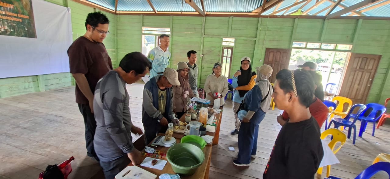 Tim ITB bersama masyarakat Desa Punan Mirau melakukan praktik pengolahan bahan organik dan biomassa sebagai bagian dari pengenalan teknologi tepat guna untuk mendukung pemanfaatan potensi lokal. Tim ITB bersama masyarakat Desa Punan Mirau melakukan praktik pengolahan bahan organik dan biomassa sebagai bagian dari pengenalan teknologi tepat guna untuk mendukung pemanfaatan potensi lokal.
