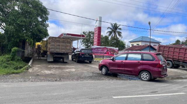 Aktifitas pengisian BBM di salah satu SPBU di Malinau.