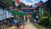 Warga mengantri untuk membeli BBM di tengah kelangkaan pasokan di Long Sule, Kecamatan Kayan Hilir, Kabupaten Malinau.