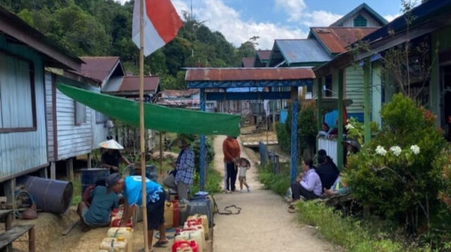 Warga mengantri untuk membeli BBM di tengah kelangkaan pasokan di Long Sule, Kecamatan Kayan Hilir, Kabupaten Malinau.