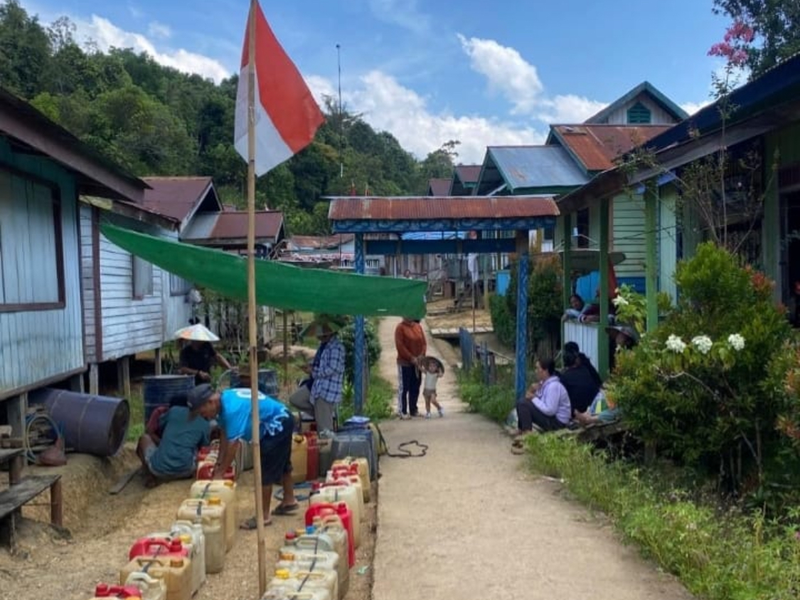 Warga mengantri untuk membeli BBM di tengah kelangkaan pasokan di Long Sule, Kecamatan Kayan Hilir, Kabupaten Malinau. Warga mengantri untuk membeli BBM di tengah kelangkaan pasokan di Long Sule, Kecamatan Kayan Hilir, Kabupaten Malinau.