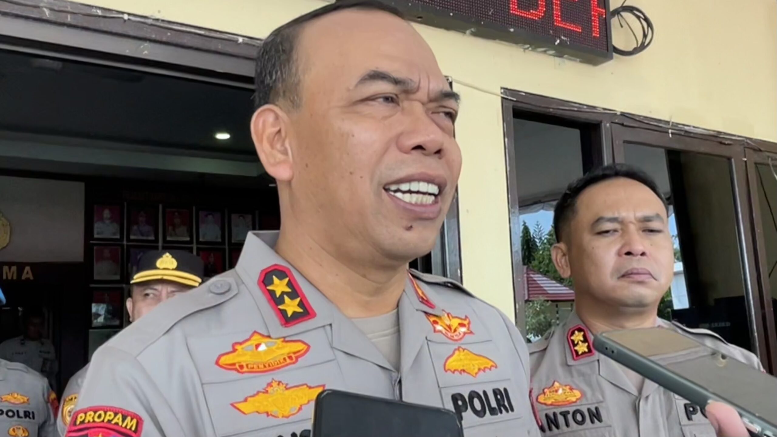 Kapolda Kaltara, Irjen Pol Agus Wijayanto menjawab pertanyaan wartawan saat kunjungan kerjanya di Malinau.