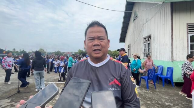 Sekda Malinau, Ernes Silvanus saat diwawancara di Respek Tubu, Malinau Utara.