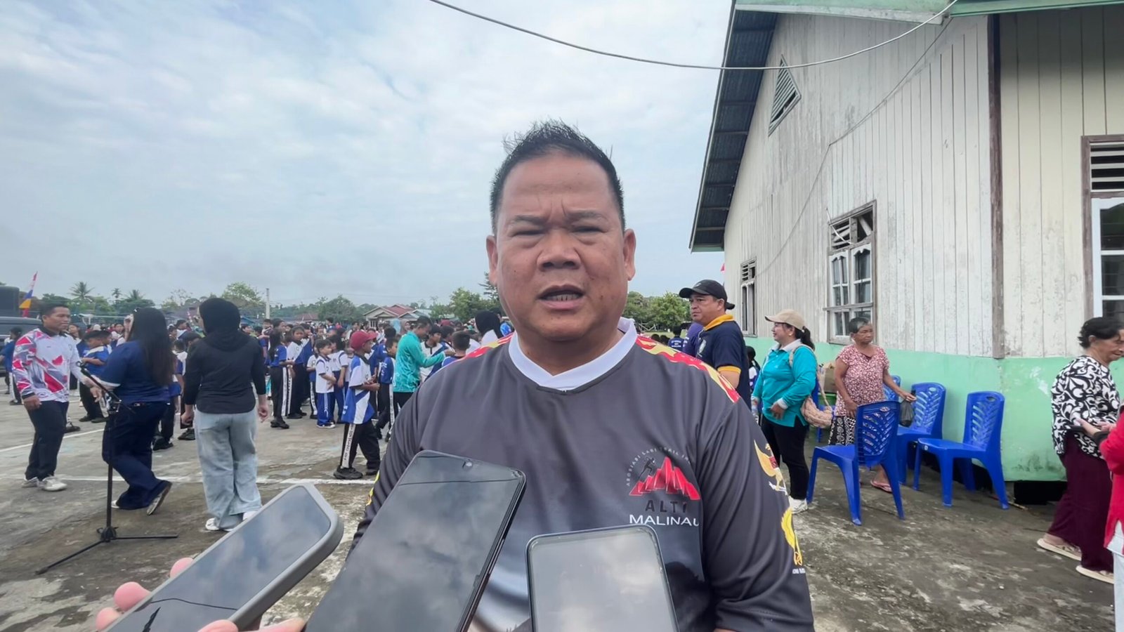 Sekda Malinau, Ernes Silvanus saat diwawancara di Respek Tubu, Malinau Utara.