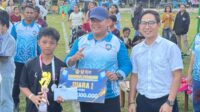 Ketua Umum KONI Malinau, Ernes Silvanus menutup rangkaian pertandingan mini soccer di Desa Putat Malinau Utara dengan penyerahan hadiah.