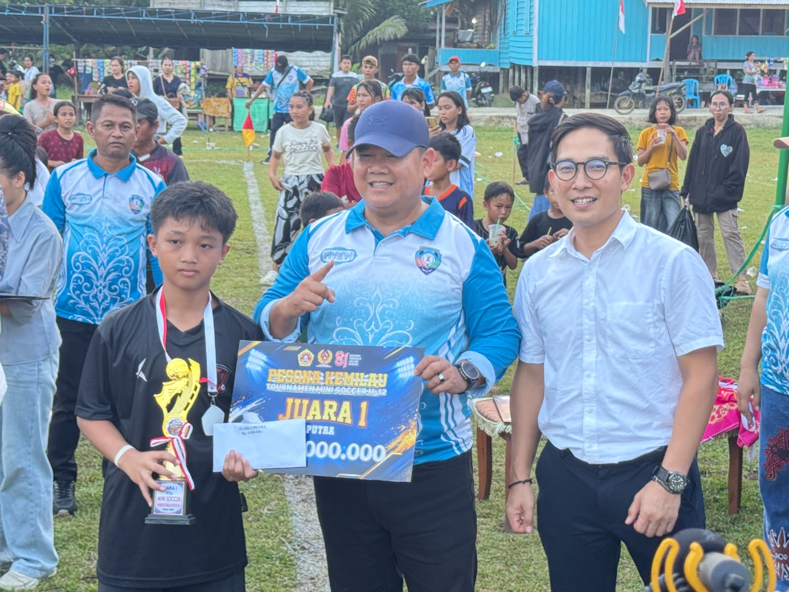 Ketua Umum KONI Malinau, Ernes Silvanus menutup rangkaian pertandingan mini soccer di Desa Putat Malinau Utara dengan penyerahan hadiah.