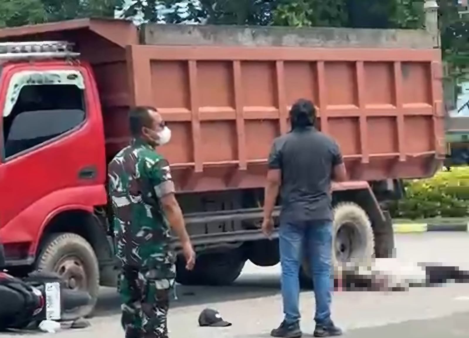 Kondisi truk dan sepeda motor pasca-kecelakaan di samping Makodim 0910 Malinau, Selasa (1/9/2026). Foto: Istimewa Kondisi truk dan sepeda motor pasca-kecelakaan di samping Makodim 0910 Malinau, Selasa (1/9/2026). Foto: Istimewa