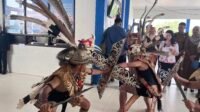 Tarian perang dalam ritual adat leeno' alin waan taman raah Dayak Sa'ban.