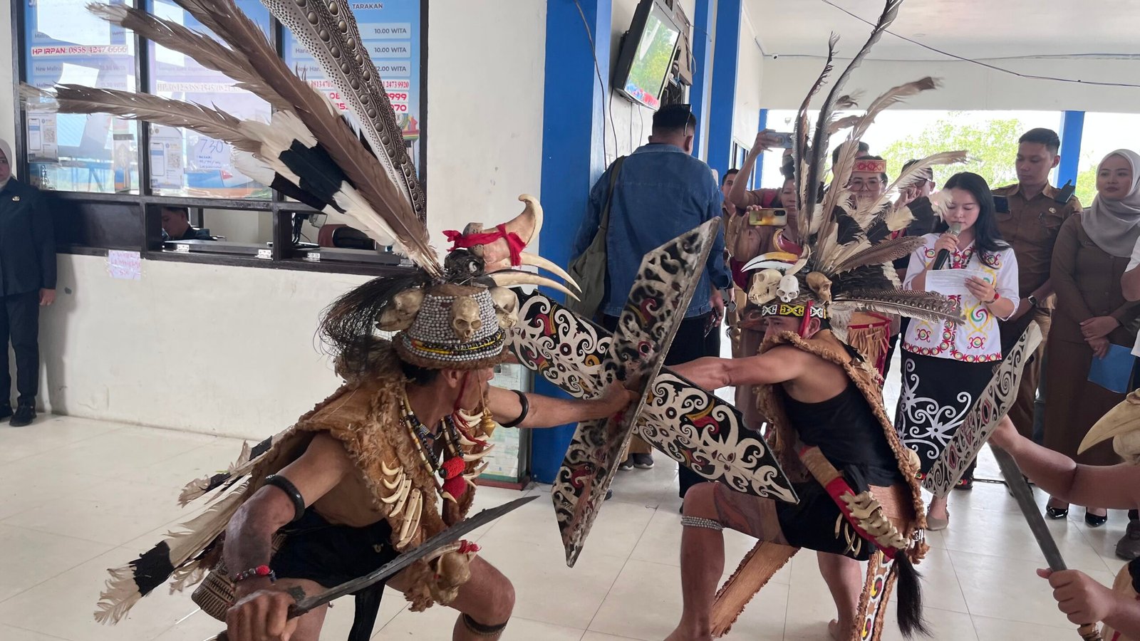 Tarian perang dalam ritual adat leeno' alin waan taman raah Dayak Sa'ban.