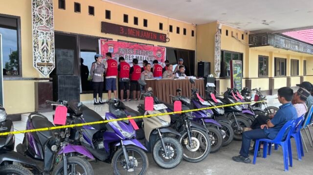 Kapolres Malinau AKBP M. Anton Satriadi menyampaikan pengungkapan kasus pencurian kendaraan bermotor (curanmor) dengan barang bukti 13 unit sepeda motor dari 11 TKP, Kamis (17/8/2026).
