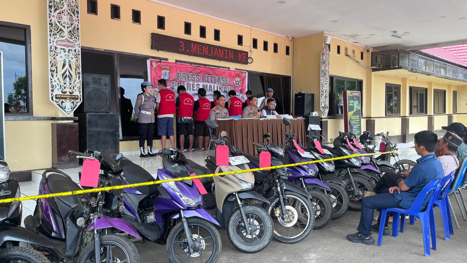 Kapolres Malinau AKBP M. Anton Satriadi menyampaikan pengungkapan kasus pencurian kendaraan bermotor (curanmor) dengan barang bukti 13 unit sepeda motor dari 11 TKP, Kamis (17/8/2026).