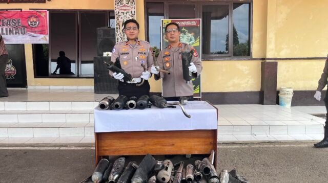Kapolres Malinau, AKBP M. Anton Satriadi (kanan) didampingi Kasat Lantas IPTU Larwanda Agung Maulana memperlihatkan knalpot yang telah dirusak menggunakan mesin gerinda.