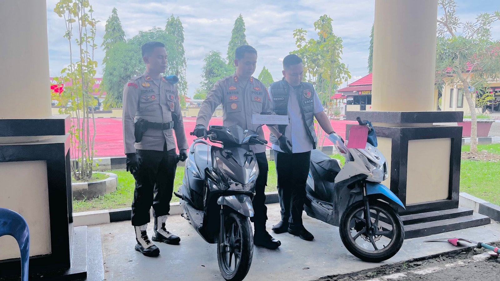 Barang bukti yang disita polisi dari tersangka. Barang bukti yang disita polisi dari tersangka.