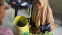 Jaharah (60), lansia disabilitas rungu warga Desa Tanjung Lapang, Kecamatan Malinau Barat, memilah sayur-mayur hasil petikan di sekitar rumahnya untuk dijual maupun dikonsumsi sehari-hari.