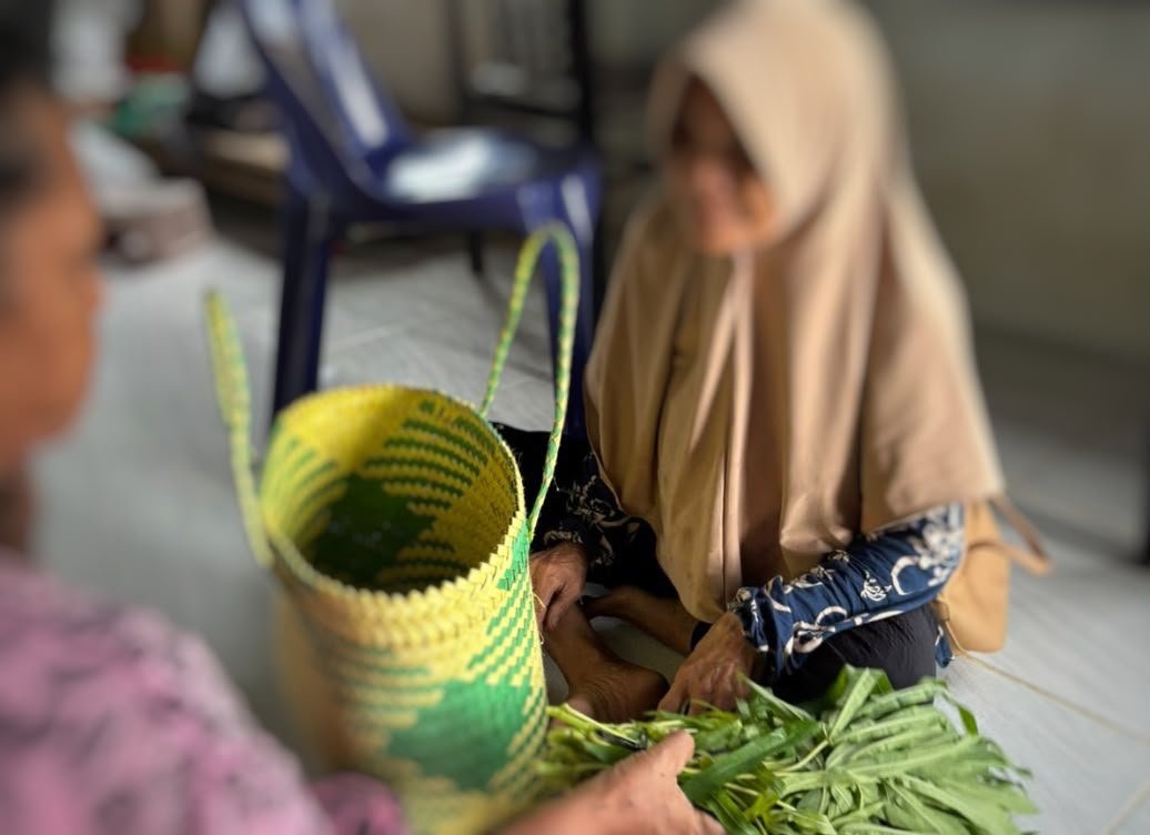 Jaharah (60), lansia disabilitas rungu warga Desa Tanjung Lapang, Kecamatan Malinau Barat, memilah sayur-mayur hasil petikan di sekitar rumahnya untuk dijual maupun dikonsumsi sehari-hari.