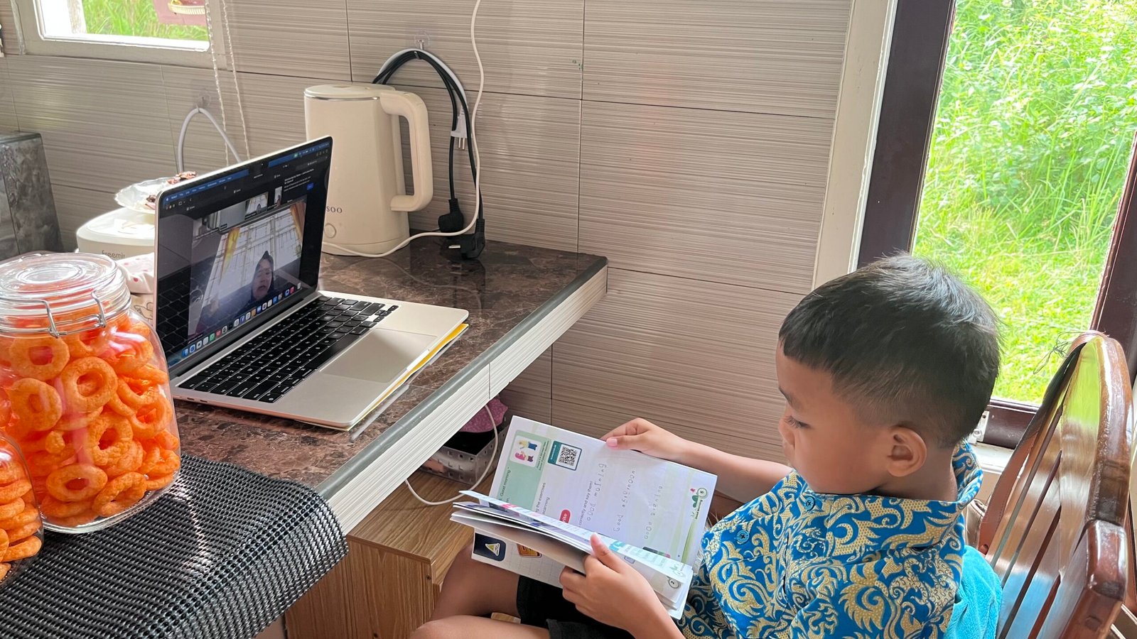 Proses BDR siswa sekolah dasar di Malinau, Rabu (14/10/2026).