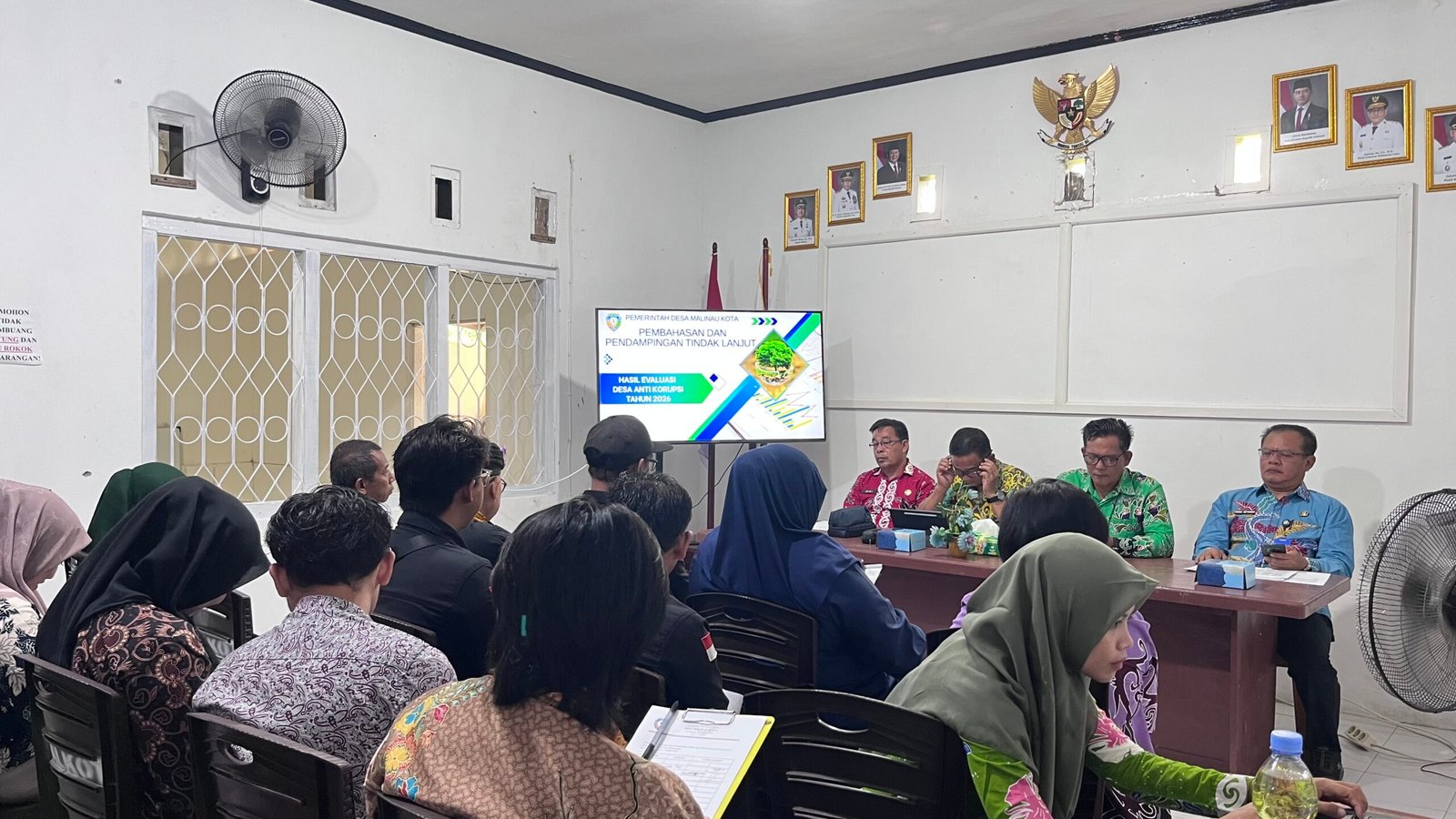 Agenda pembahasan rencana aksi tindak lanjut hasil evaluasi penilaian desa antikorupsi di Kantor Desa Malinau Kota, Kamis (15/10/2026). Agenda pembahasan rencana aksi tindak lanjut hasil evaluasi penilaian desa antikorupsi di Kantor Desa Malinau Kota, Kamis (15/10/2026).