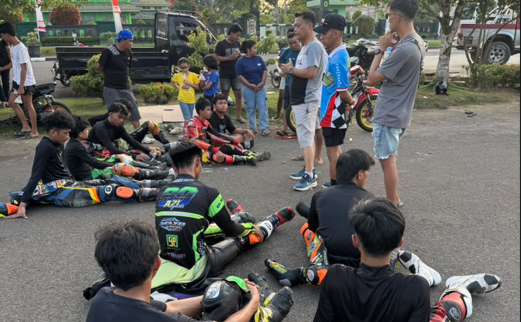 Atlet road race Kabupaten Malinau mengikuti sesi latihan dan pembinaan bersama di kawasan depan Kodim Malinau. Latihan rutin ini menjadi bagian dari persiapan menghadapi Porprov II Kaltara yang akan digelar di Malinau.