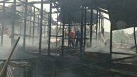 Petugas Damkar Malinau menyemprotkan air ke arah sisa-sisa bangunan rumah yang terbakar di Gang Baya Taka, RT 15, Desa Malinau Kota, Rabu (7/10/2026). Petugas Damkar Malinau menyemprotkan air ke arah sisa-sisa bangunan rumah yang terbakar di Gang Baya Taka, RT 15, Desa Malinau Kota, Rabu (7/10/2026).
