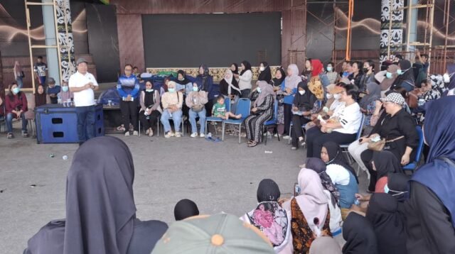 Kepala Disperindagkop dan UMKM Malinau, Sergius, memberikan arahan terhadap para pelaku usaha di arena PLB, Jumat (16/10/2026) menjelang pembukaan Festival Irau Malinau 2026.
