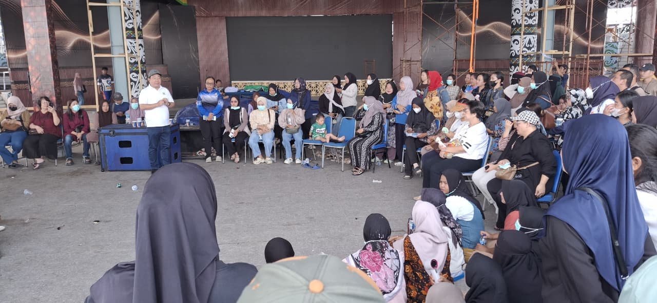 Kepala Disperindagkop dan UMKM Malinau, Sergius, memberikan arahan terhadap para pelaku usaha di arena PLB, Jumat (16/10/2026) menjelang pembukaan Festival Irau Malinau 2026. Kepala Disperindagkop dan UMKM Malinau, Sergius, memberikan arahan terhadap para pelaku usaha di arena PLB, Jumat (16/10/2026) menjelang pembukaan Festival Irau Malinau 2026.
